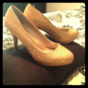 SOLD 💋Gold sparkly heels 👠