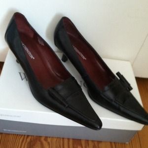 Worthington black leather pointed pumps