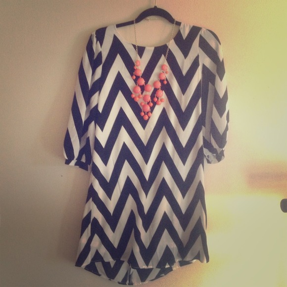 Dresses & Skirts - ⚡SALE⚡Lined chevron dress!