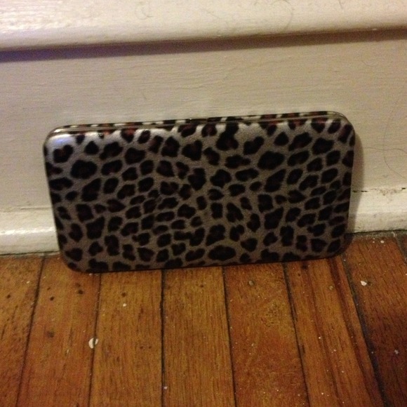 🚨SOLD🚨 Leopard🐯print clutch 👛 - Picture 3 of 3