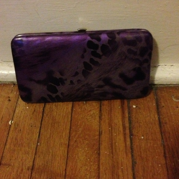 🚨SOLD🚨 💜purple spotted clutch💜 - Picture 3 of 3