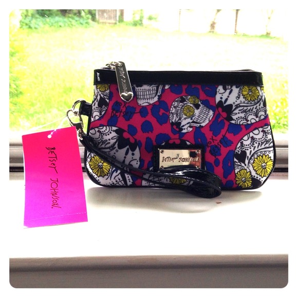 Betsey Johnson Handbags - ❗SOLD❗BOGO 50%Off BUNDLE💕 Betsey Johnson Wristlet