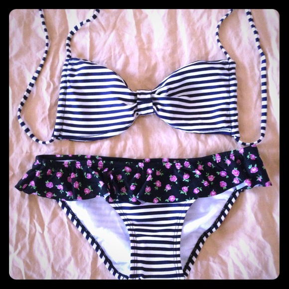 SUPER CUTE reversible swimsuit.
