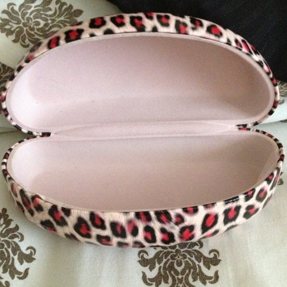 Pink & black cheetah print glasses case💟 - Picture 2 of 3