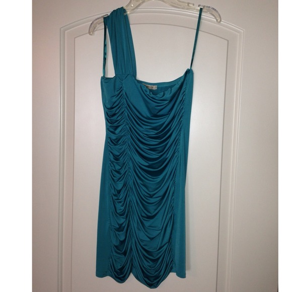 Green top / tunic / dress.