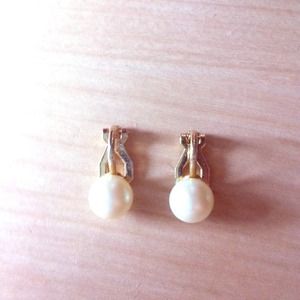 Adorable pearl clip on earrings