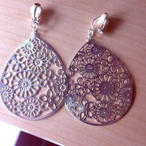 Fun flowered clip on earrings!