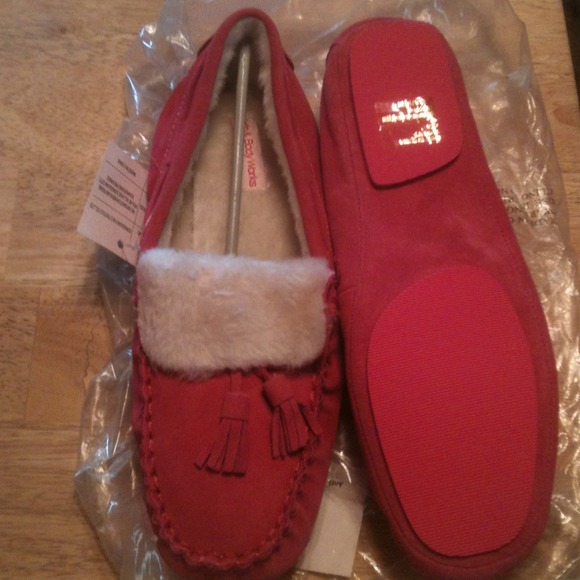 SOLD.  Pink Bath & Body slippers new