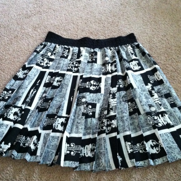 Black and white ruffle skirt✅reduced✅ - Picture 1 of 1
