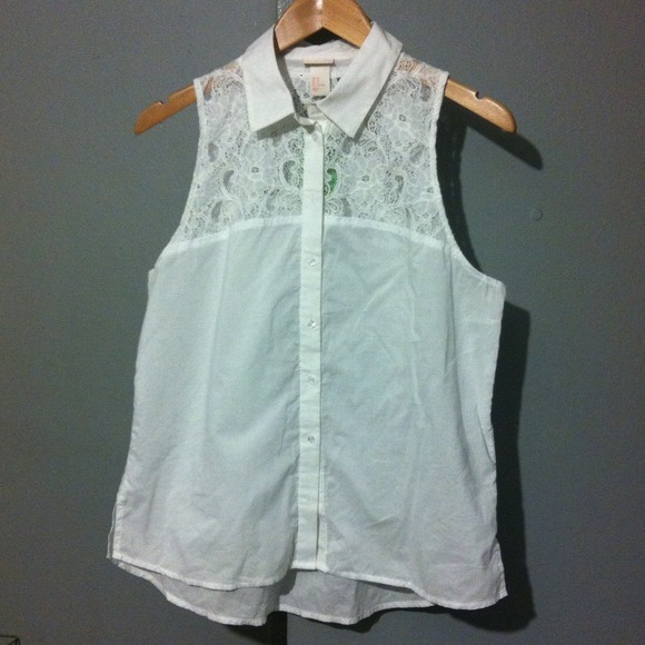 Sold~H&M fashion conscious white shirt