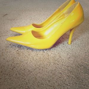 Stunning yellow pumps!