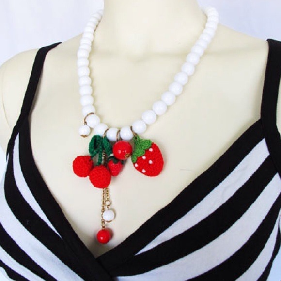 🍓Strawberry + White Bead Necklace