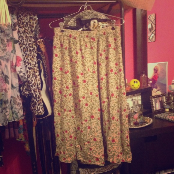 🌷🌺Cute floral skirt! Never worn. No damage. 💐🌸