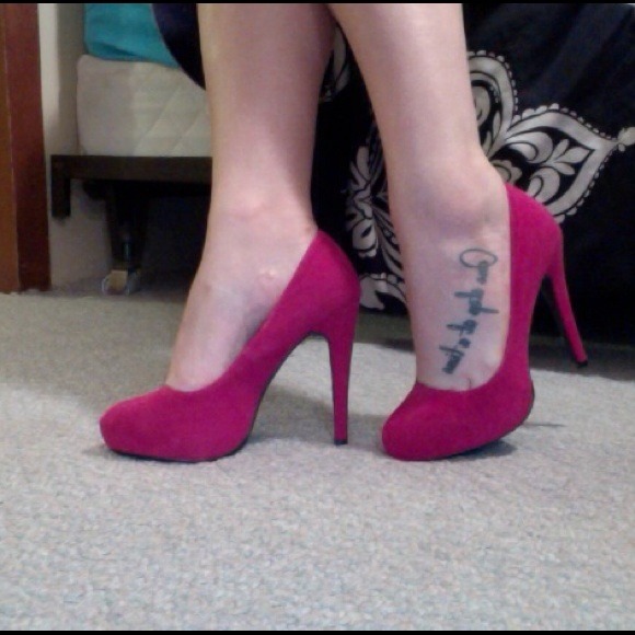 magenta pumps
