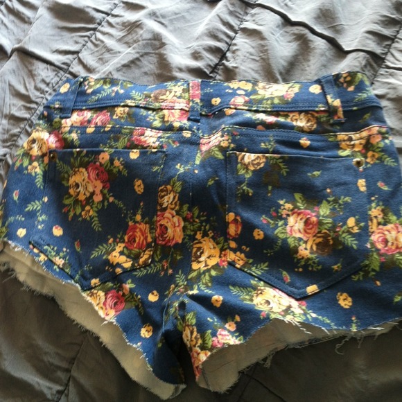 High Rise Studded floral shorts - Picture 3 of 3