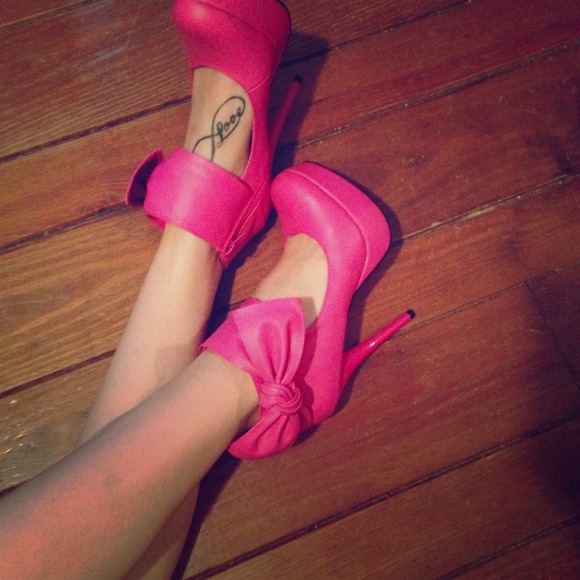 Hot pink pumps with a pretty bow on the sides