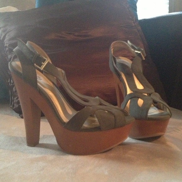 Size 6 Platform summer sandals with chunky heels.