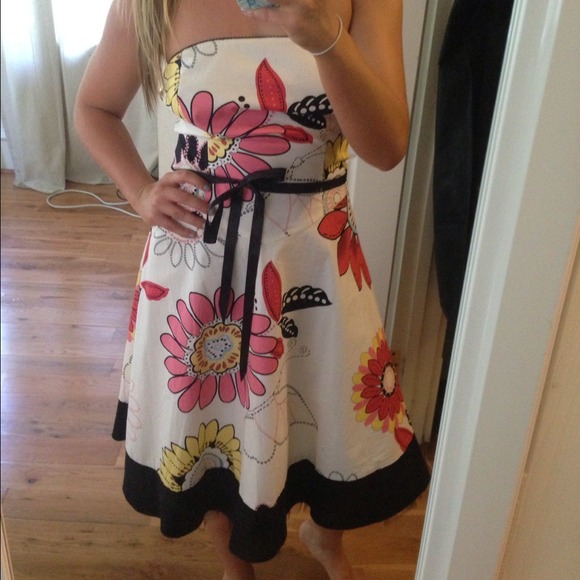 ❤❤SOLD in bundle❤❤White sunflower dress! 🎀 - Picture 2 of 4