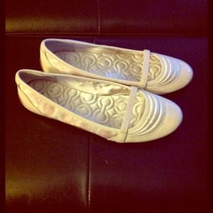 ✂💕👡Authentic coach cream colored  flats👡💕✂