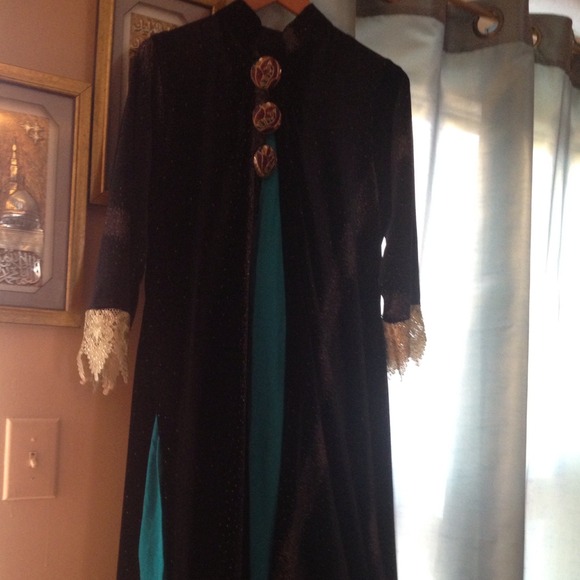 Pakistani black velvet back peacock gown - Picture 2 of 2
