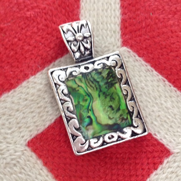 Beautiful Sterling silver & green pendant