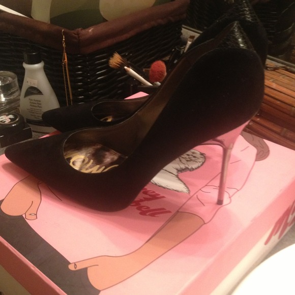 Black suede classic Pump!