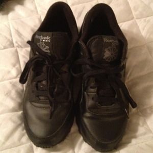 Black reebok shoes.