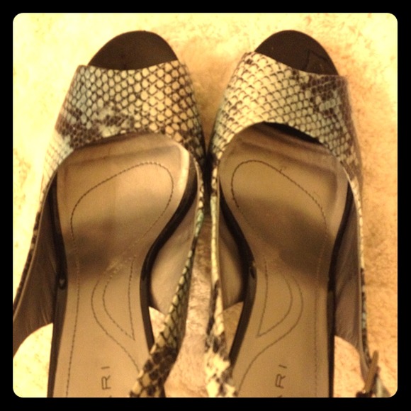 Sold💰💰TAHARI heels.