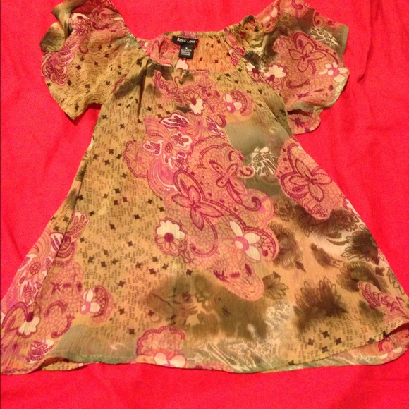 **SOLD** Loose flowy flower top