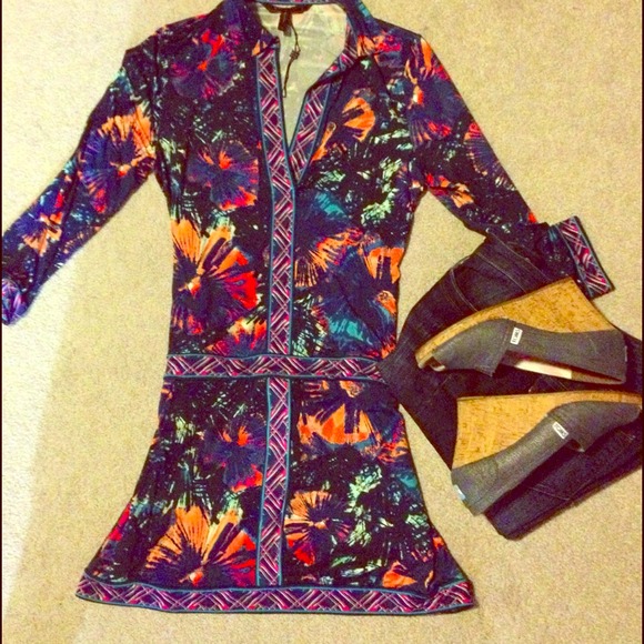 BCBG Maxazria beautiful blue tunic