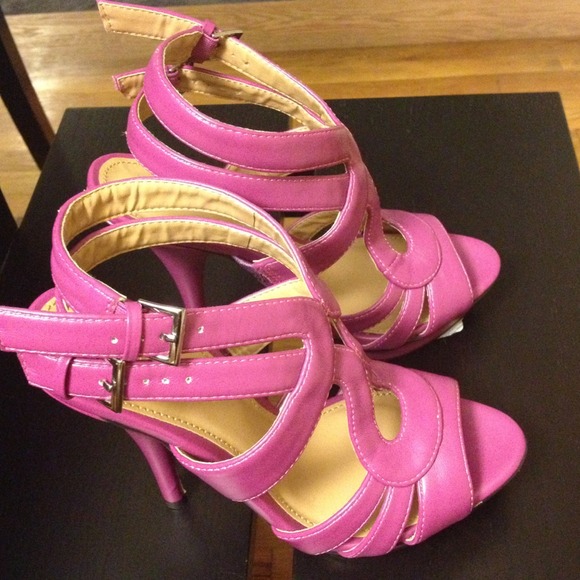 Fuchsia heels - Picture 2 of 3