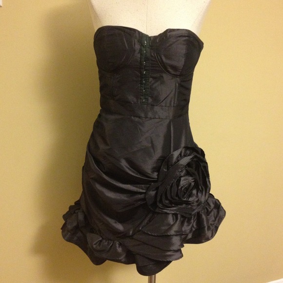 Strapless grey dress
