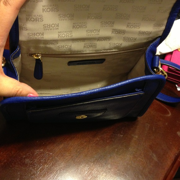💟sold💟⬇⬇⬇Michael Kors Cadet Margo SM Messenger - Picture 3 of 4