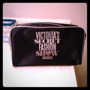 Victoria Secret cosmetic bag w/makeup brushes