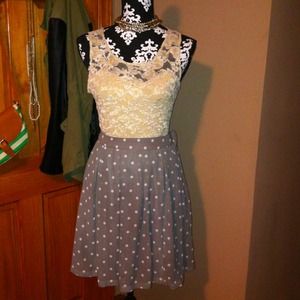 ❌SOLD❌ Vintage sleeveless lace under shirt