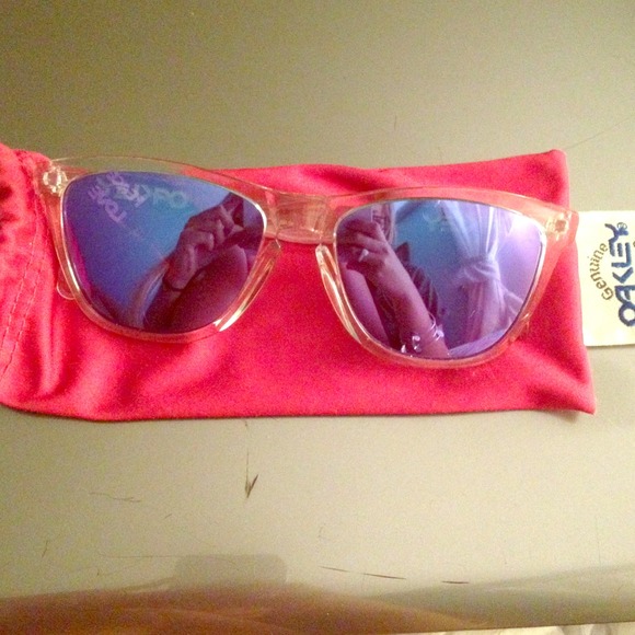 SOLD!  Oakley frogskins
