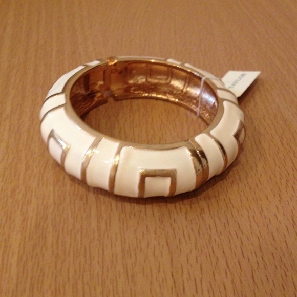 Cream and gold enamel bangle - Picture 1 of 2