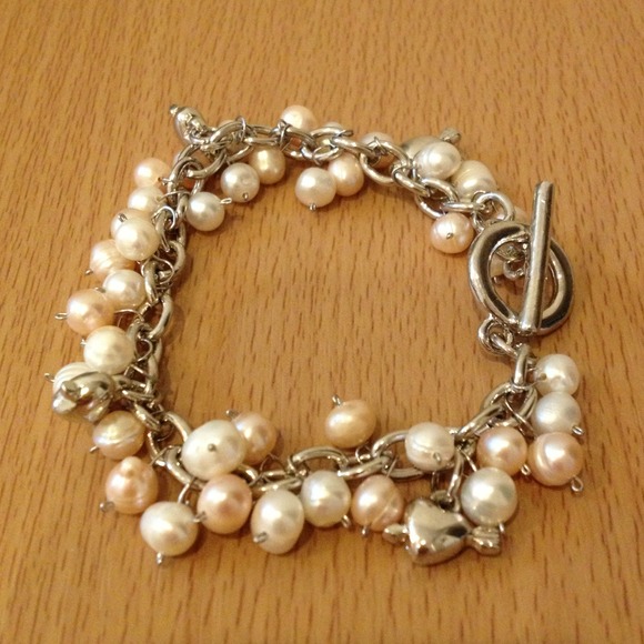 Charm bracelet with pearls and hearts