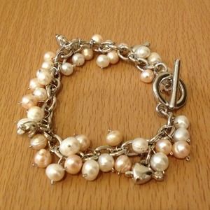 Charm bracelet with pearls and hearts
