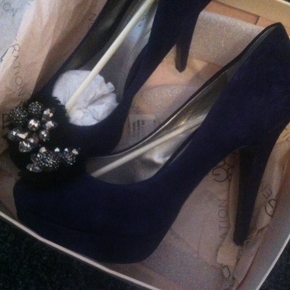 Navy blue BCBG platform pumps only wore ONCE - Picture 2 of 4