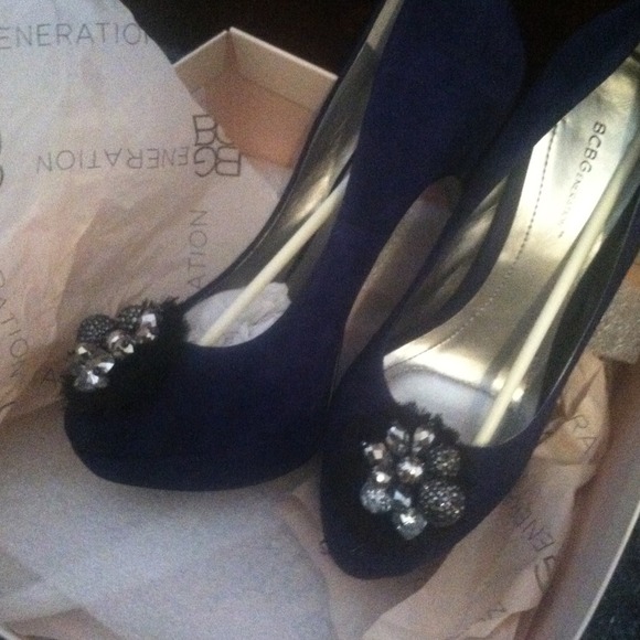 Navy blue BCBG platform pumps only wore ONCE - Picture 3 of 4