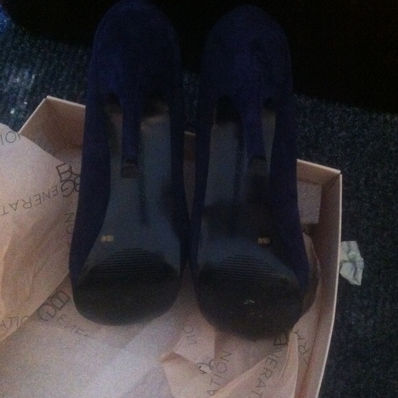 Navy blue BCBG platform pumps only wore ONCE - Picture 4 of 4