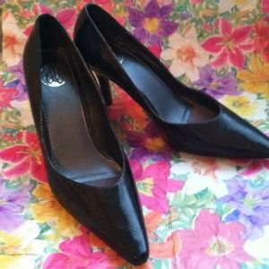 Gambler by Donna Lawrence. Size 7M in US