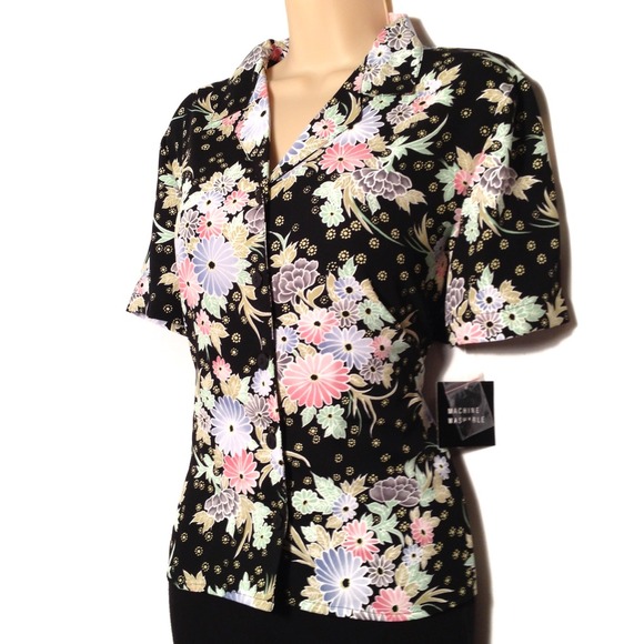 REDUCED!!!💛NWT Fun Floral Design Top