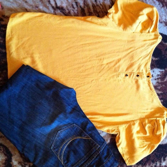 💢💢SOLD💢💢Mustard colored top - Picture 1 of 1