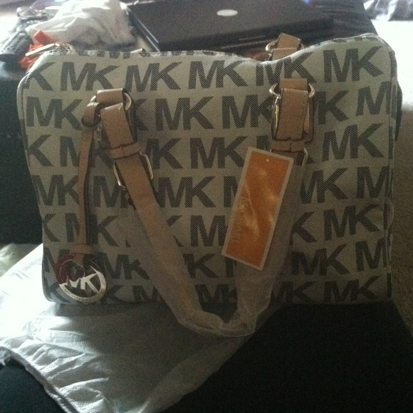 White and grey MK bag. Grayson style