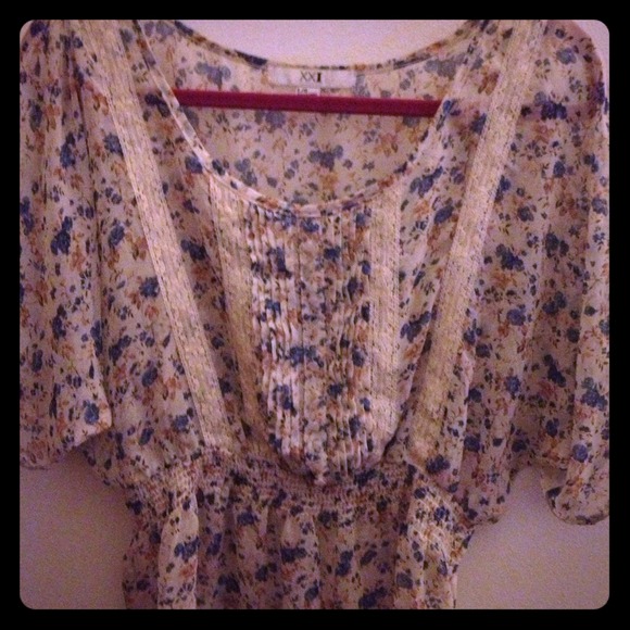 *SOLD* Floral pleasant blouse