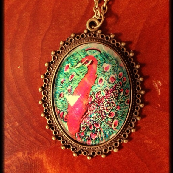 Jewelry - NWT Long, Vintage look "Cameo" Necklace. Peacock