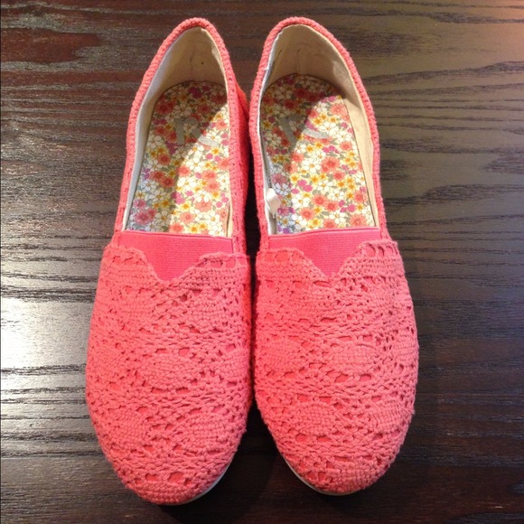 🚫SOLD!!🚫Coral Crochet Flats