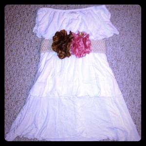Beautiful white layered tube top w/ floral belt